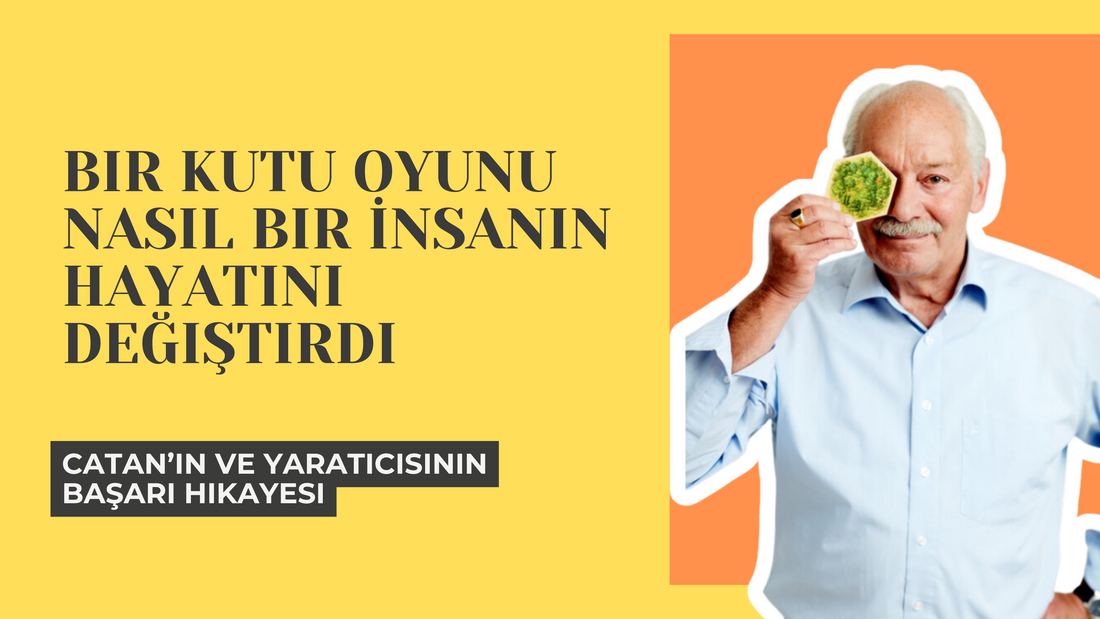 Klaus Teuber, Catan oyununun yaratıcısı, elinde bir altıgen karo tutarken gülümsüyor. Yanında büyük başlık: 'Bir Kutu Oyunu Nasıl Bir İnsanın Hayatını Değiştirdi' ve 'Catan'ın ve Yaratıcısının Başarı Hikayesi' yazıyor.